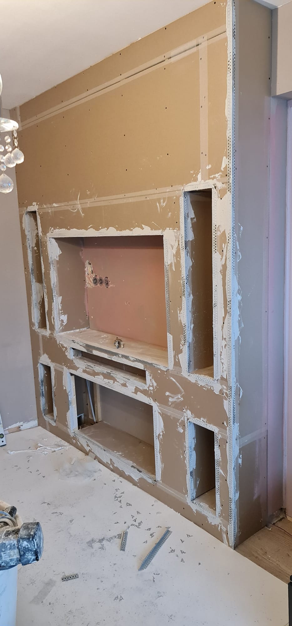 Strak gestucte TV-wand met nissen 3
